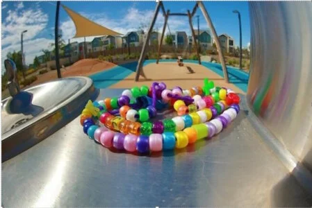 Aire de jeux municipale avec revêtement souple amortissant<br />