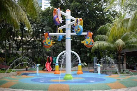 Enfants jouant sur une aire de jeux avec sol amortissant sécurisé<br />