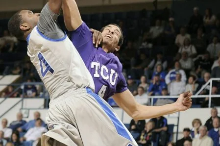 Terrain multisport polyvalent utilisé pour le basket, le football et le handball<br />