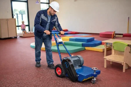 Machine professionnelle pour entretien de sols d’aires de jeux<br />