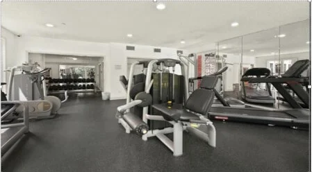 Terrain multisport polyvalent utilisé pour le basket, le football et le handball<br />